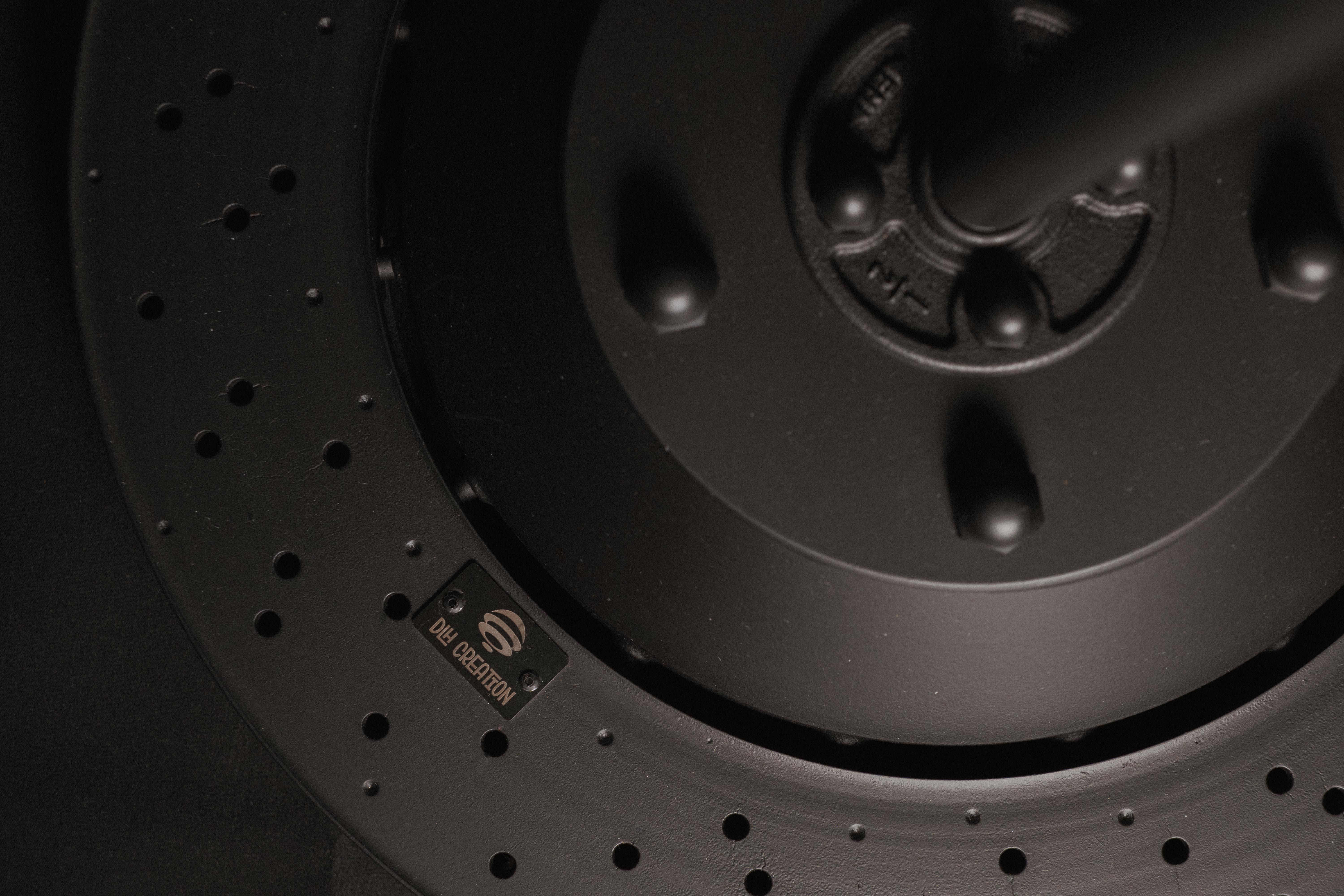 Lampe artisanale unique fabriquée à partir d'un disque de frein automobile, DLH Création Gironde