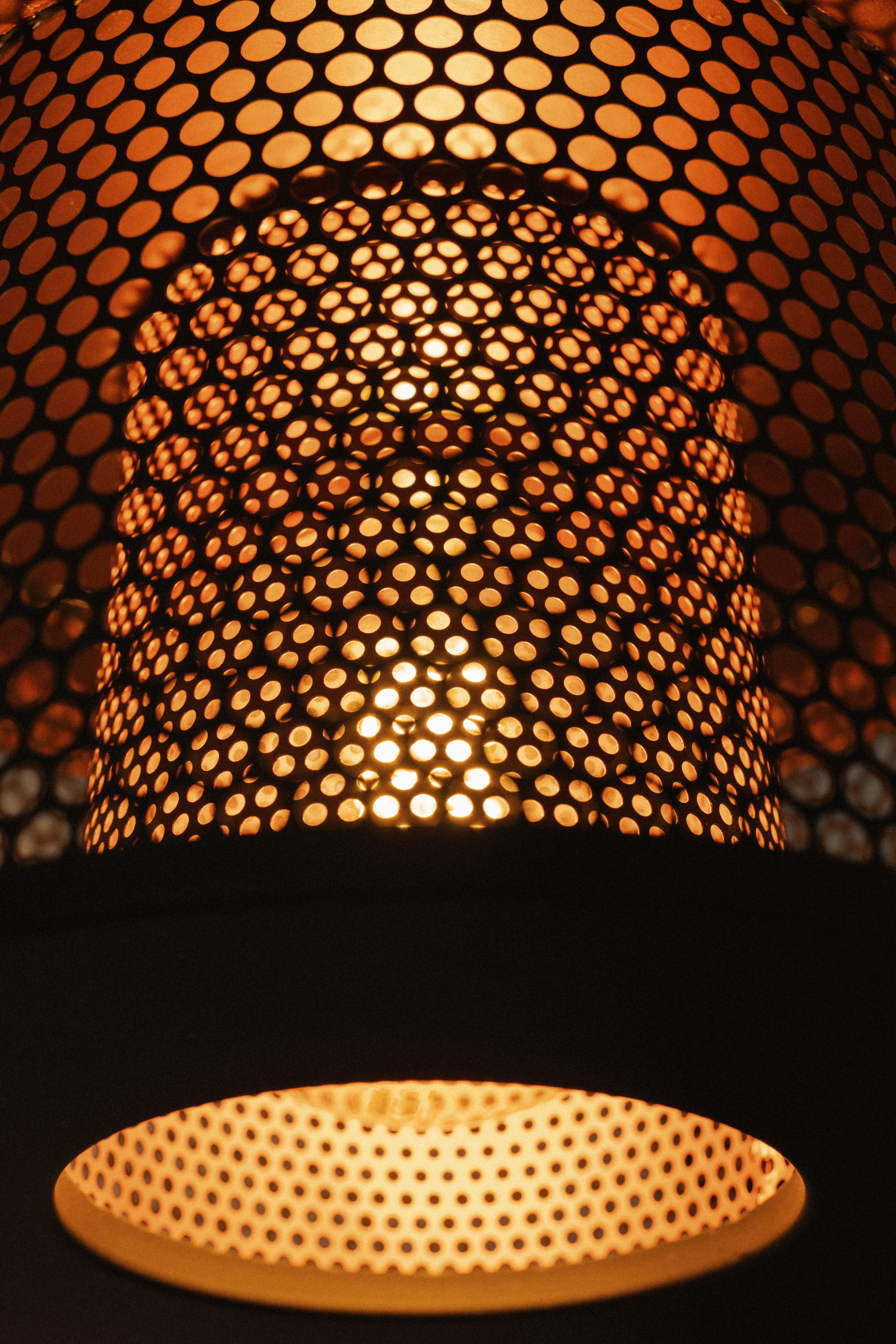 Lampe artisanale réalisée à partir d'un filtre à air de camion, création sur mesure DLH Création